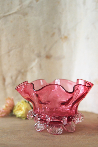 フランスアンティーク オパリンガラスの花瓶 フリル ツイストハンドル