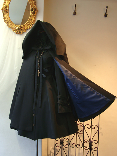 再入荷：フードミニマント 黒×裏地青 入荷！ | choice closet