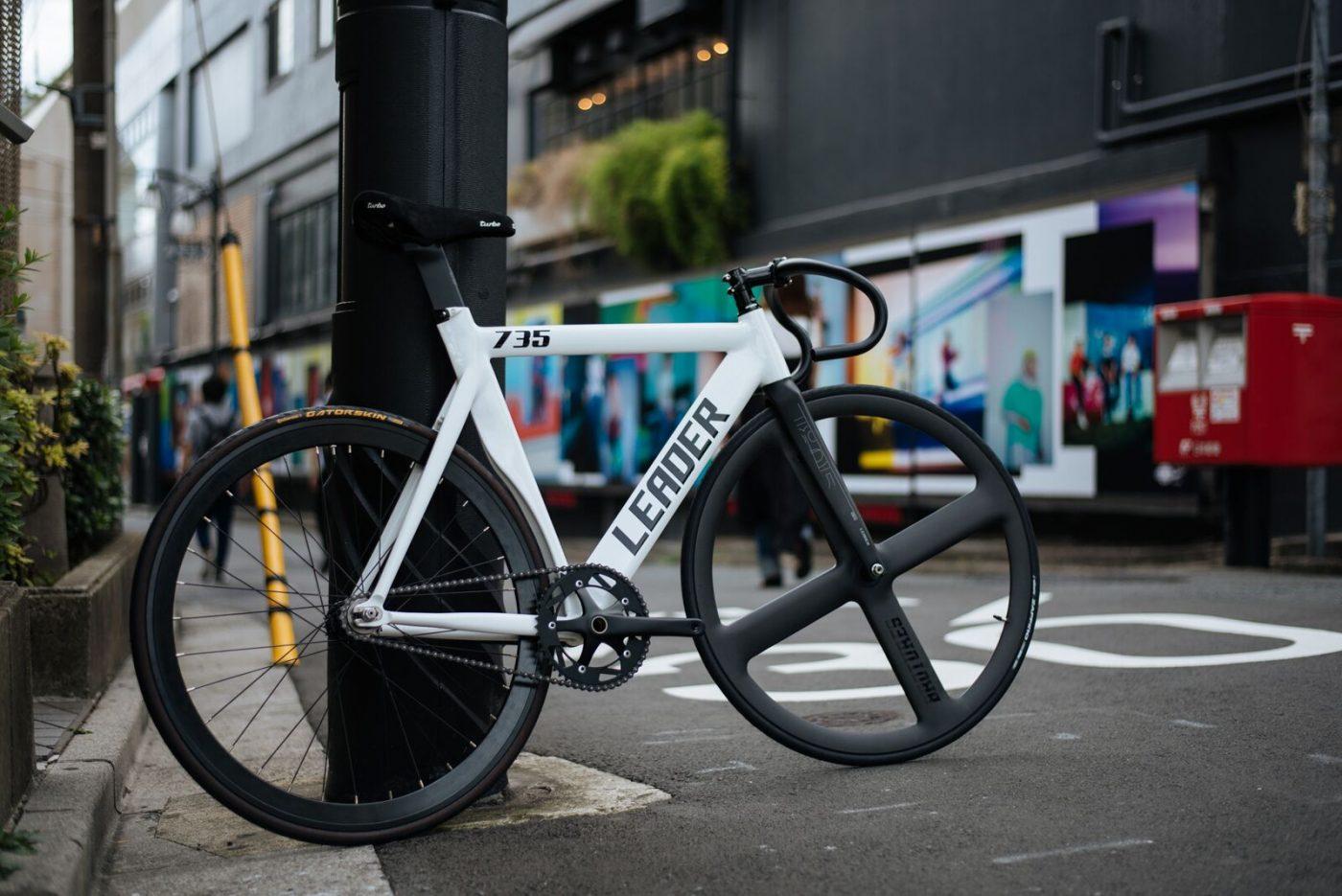 最近ホワイトフレームの魅力に取り憑かれている。 | ブローチャーズ