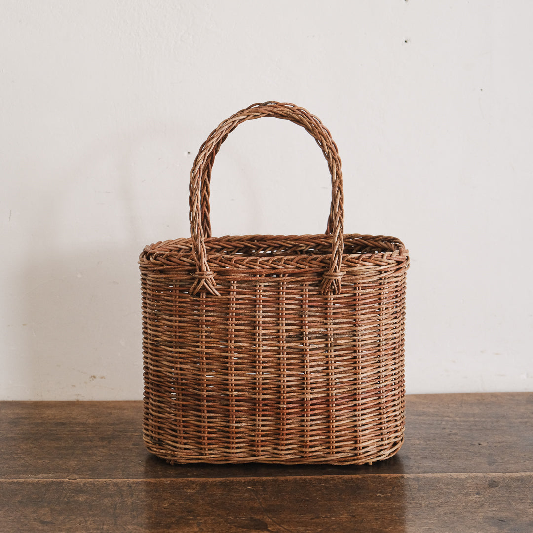 三つ編み持ち手が可愛らしい、合わせやすいかご – Envelope