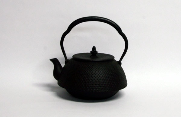 南部鉄器 鉄瓶 / 南部鉄瓶 / 釜定 / 尾垂算玉あられ [ やかん 日本製