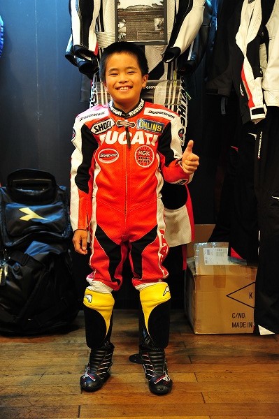 K-0065XX キッズレーシングスーツのご紹介です：KUSHITANI 江東店
