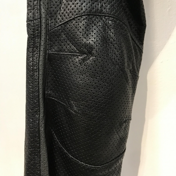 メッシュレザーパンツのご紹介：KUSHITANI 清水店 | KUSHITANI