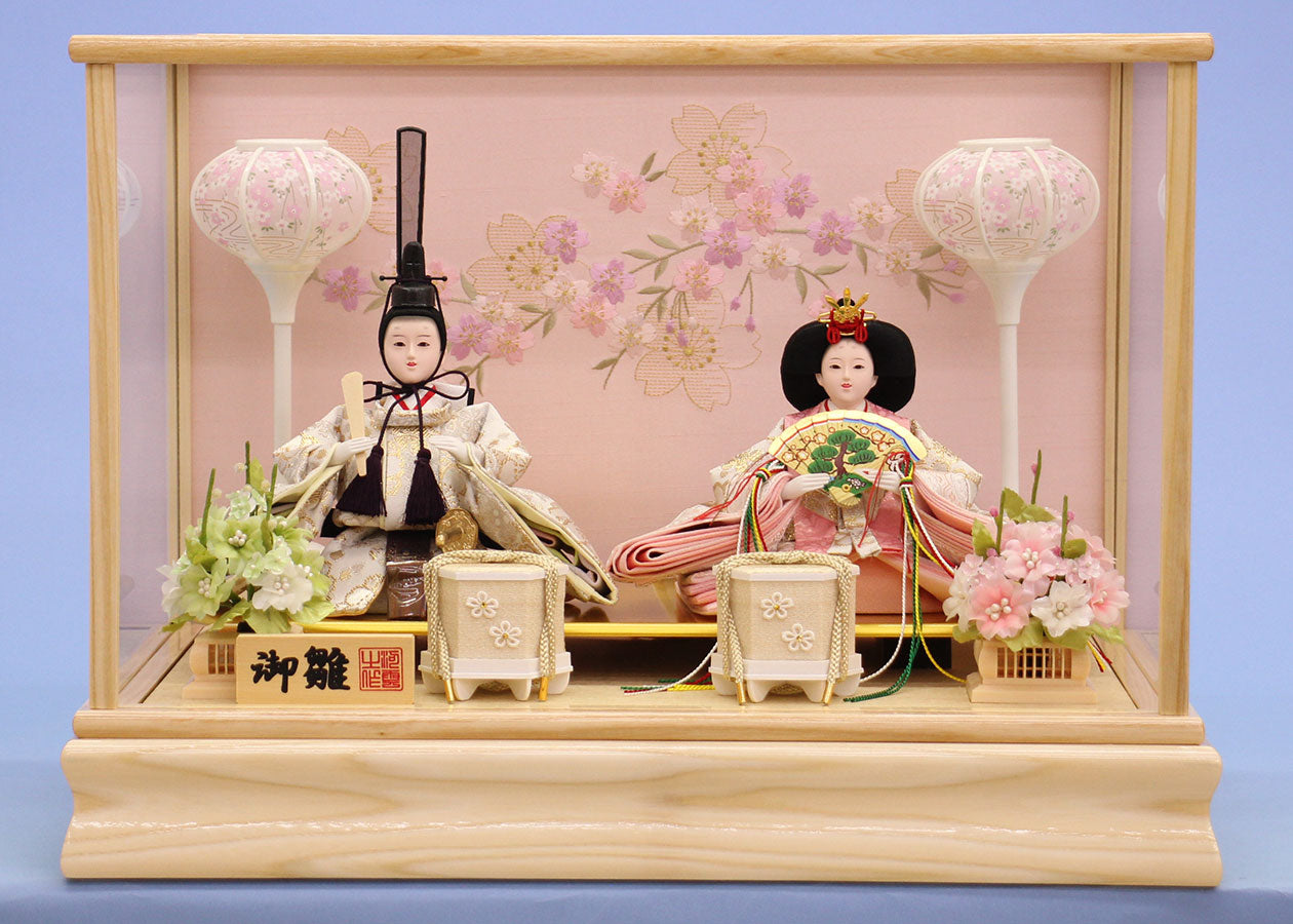 雛人形 ケース飾り 二人 幅48cm｜ガラスケース固定型 白木枠 桜刺繍 小
