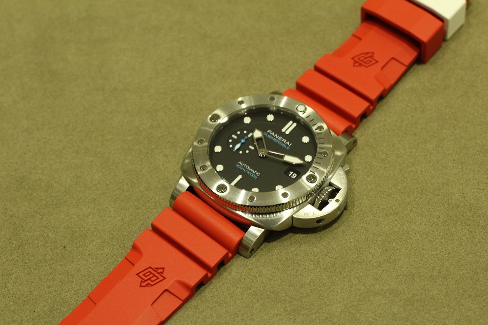 パネライ 】ブティック限定カラーのラバーストラップ、お試しあれ