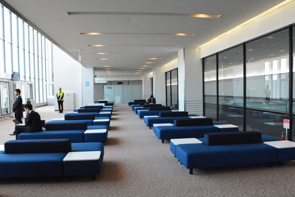 無印良品の「成田空港のソファーベンチ」、一般発売開始 価格は6.5万円