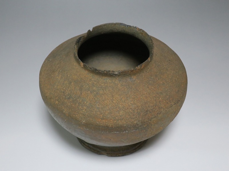 仙遊洞 新羅須恵器台壺