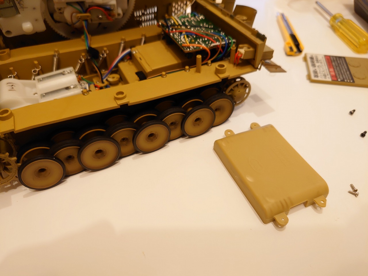 東京マルイ 1/24 RCバトルタンク タイガーI (迷彩仕様) を分解してみた