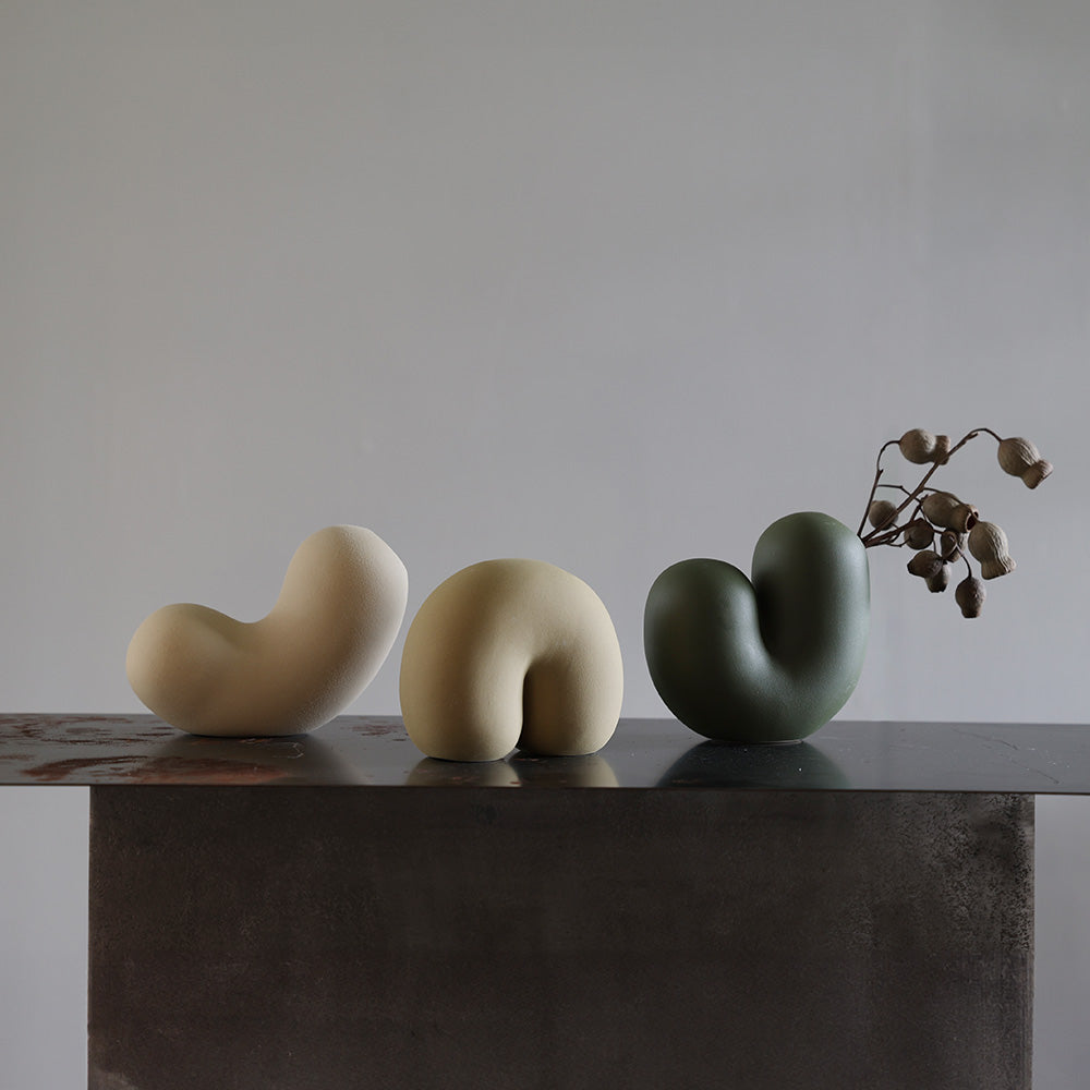 シンボリックな美、象徴的な姿のフラワーベース Moku、Moma、Mori