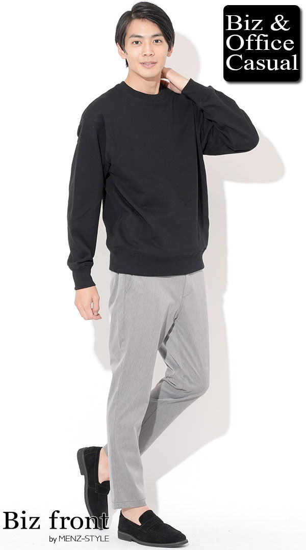 20代】黒スウェットトレーナー×グレーテーパードスラックスチノパン×黒
