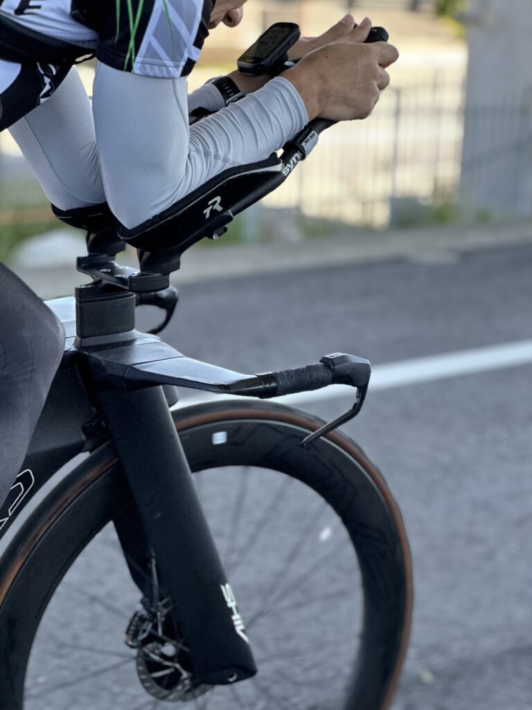 初心者がトライアスロンのバイクパートで、エアロバー（DHバー）を装着