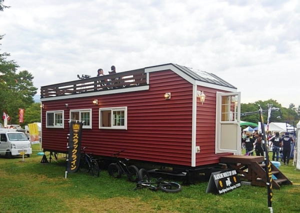 スカイ」屋上付き 店舗型トレーラーハウス 【カンバーランド・ジャパン】