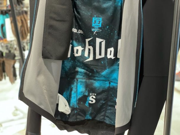 ASSOS（アソス）最新のミッドレイヤー、そして最新最強のジャケットが