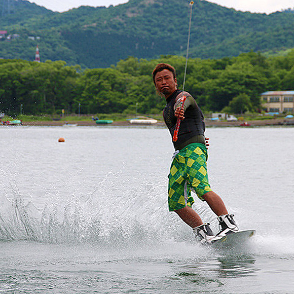 山中湖ウェイクボードならガクロクマリン | ウェイクボードとは
