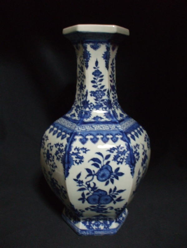 青花草花文六角瓶 中国陶磁器