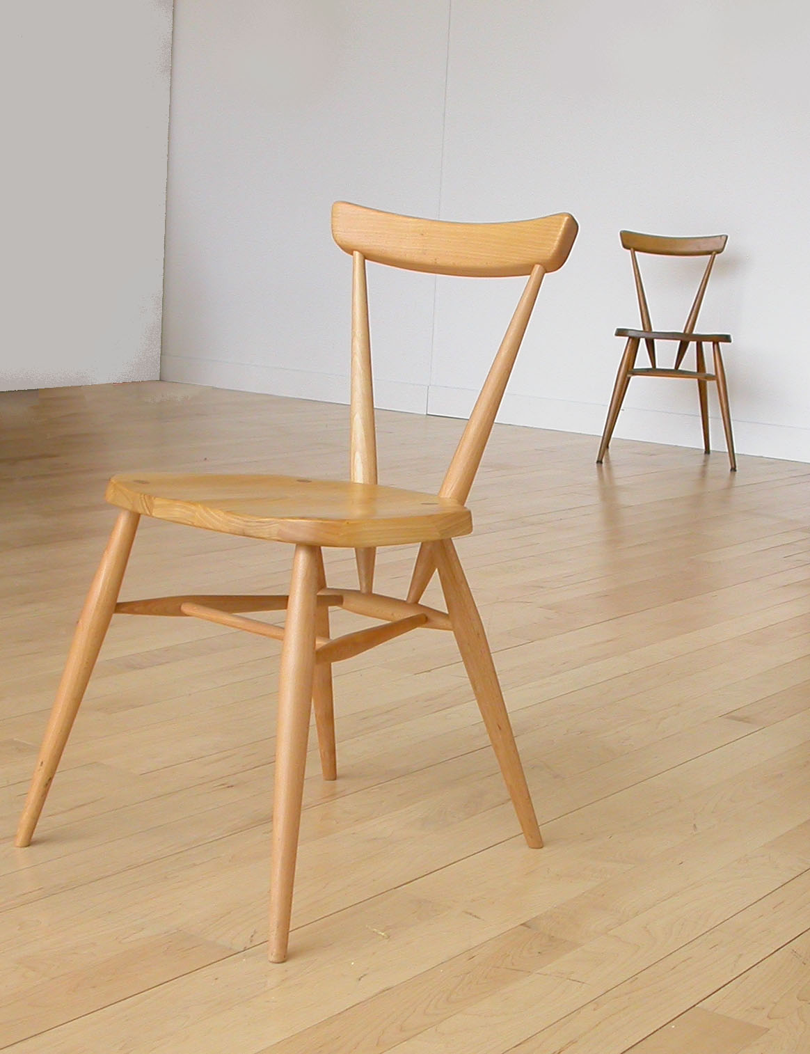 アーコール スタッキングチェアについて - ダニエルブログ