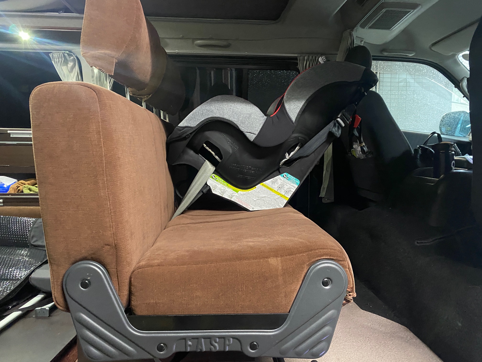 ハイエースのキャンピングカー仕様にevenfloシュアライド・タイタン65