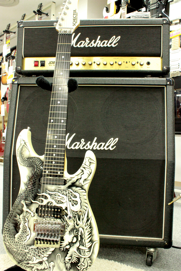 ドラゴン・ペイントが強烈なインパクトの7弦ギター！小林信一氏