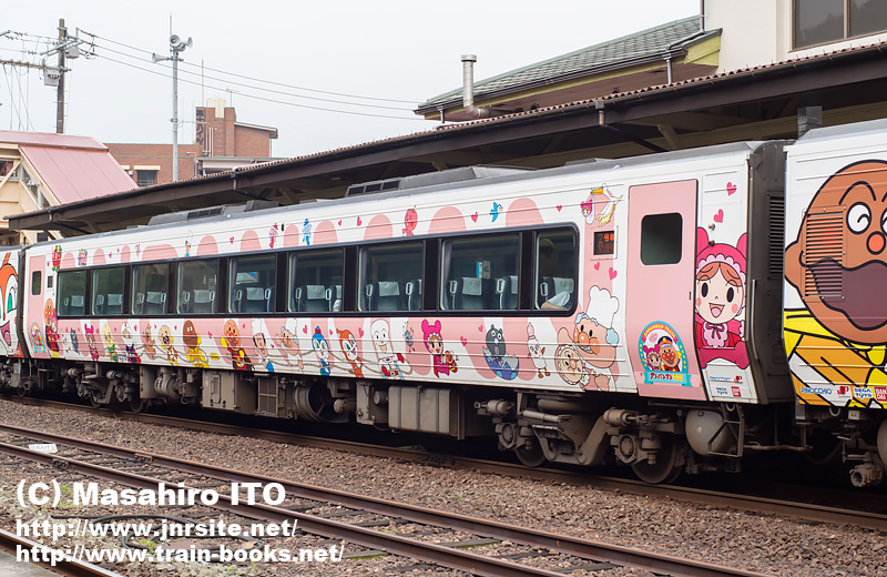 アンパンマン列車」仕様の2000系中間車（あかちゃんまん号の 2210