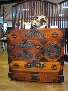 飾り金具が引き立てる木と漆の芸術～岩谷堂箪笥（1） | 日本伝統文化