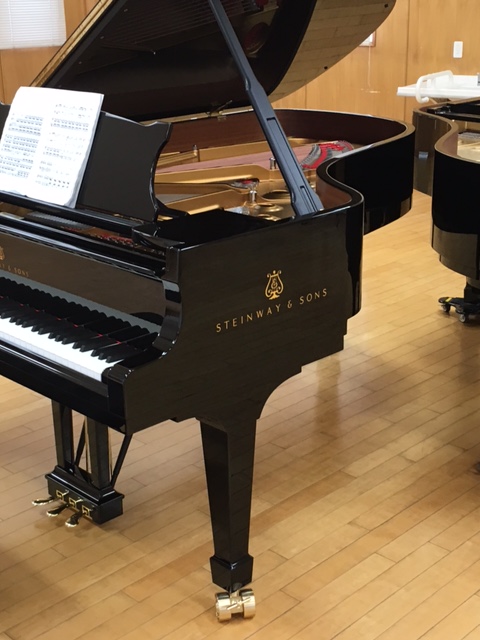 スタインウェイピアノ、B-211からサイドにロゴが入る仕様になりました
