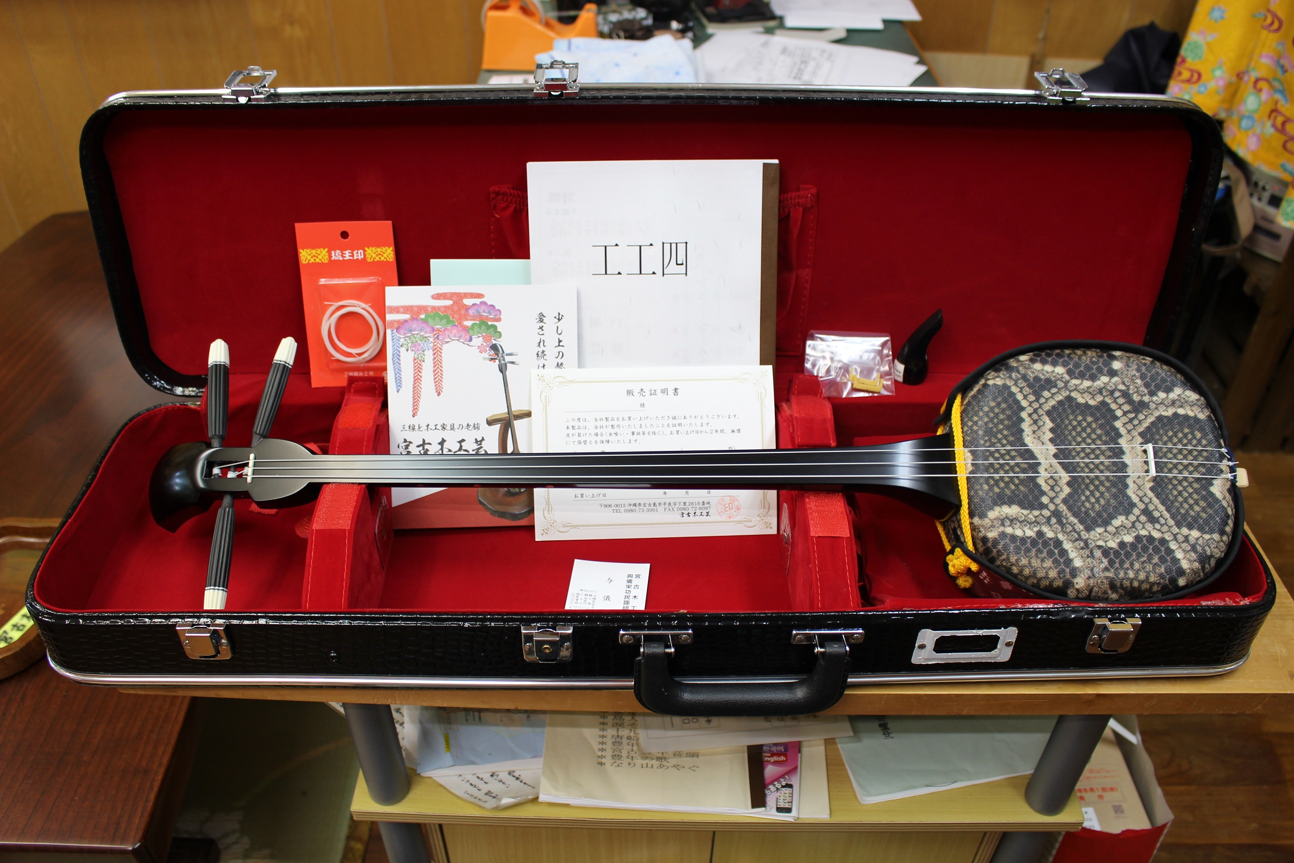 人工皮張り三線 【初心者向け8点セット】≪全国送料無料！！≫ 三線