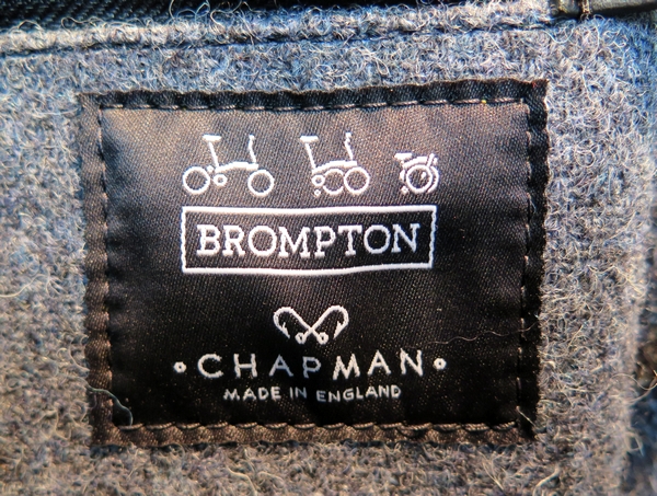 OUTLET】ハリスツイードによる至高のフロントバッグが現品限りの