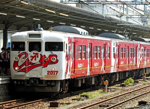 カープ電車 2017、JRが応援ラッピングトレインをお披露目