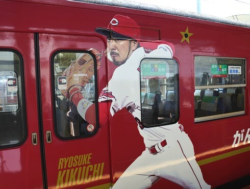 カープ電車 2017、JRが応援ラッピングトレインをお披露目