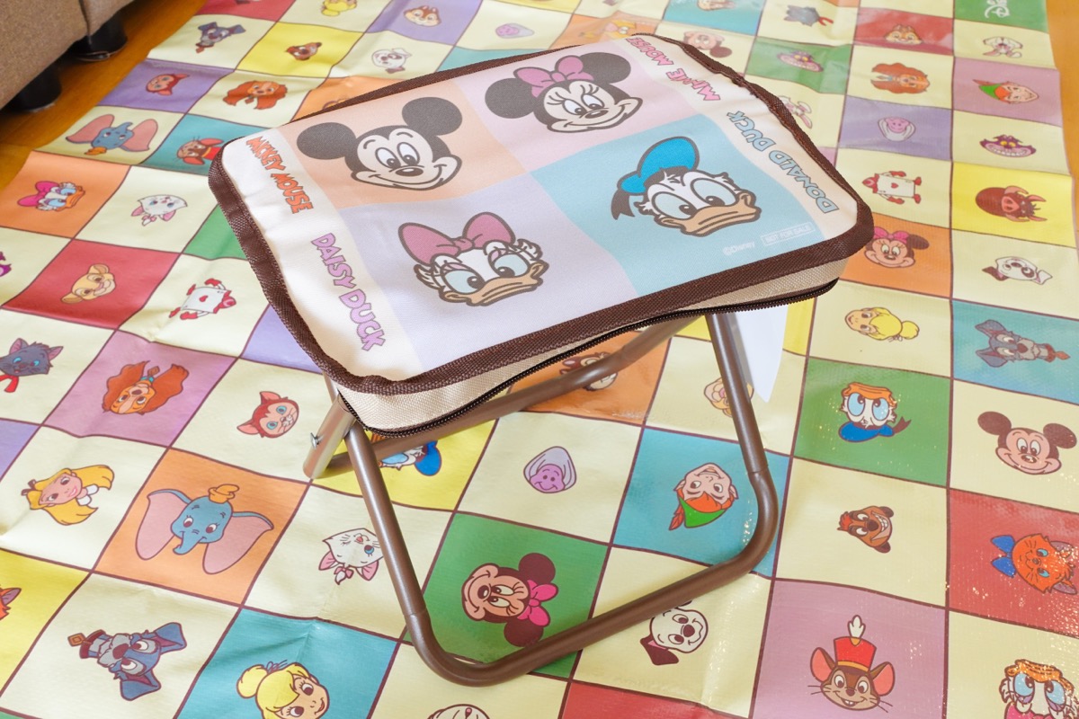 宝島社のDisney Characters「しっかり座れる！ 折りたたみチェアBOOK