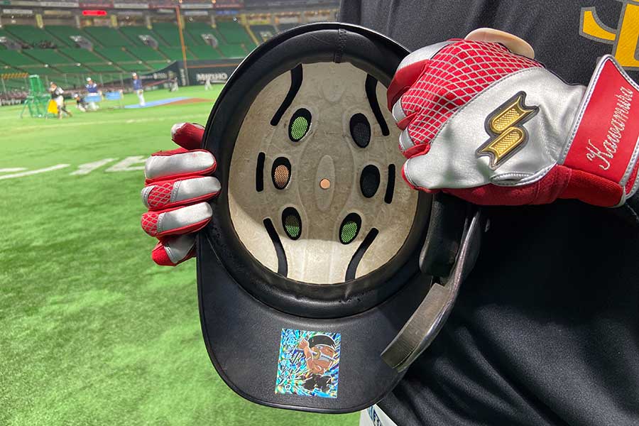 なぜヘルメットに貼る？ 柳田悠岐が始めた