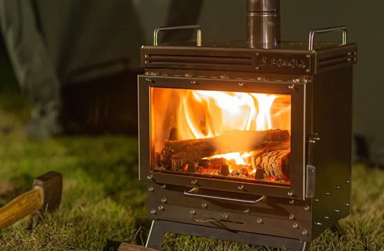二次燃焼で効率良く暖まる！「POMOLY Dweller テントストーブ」の実践