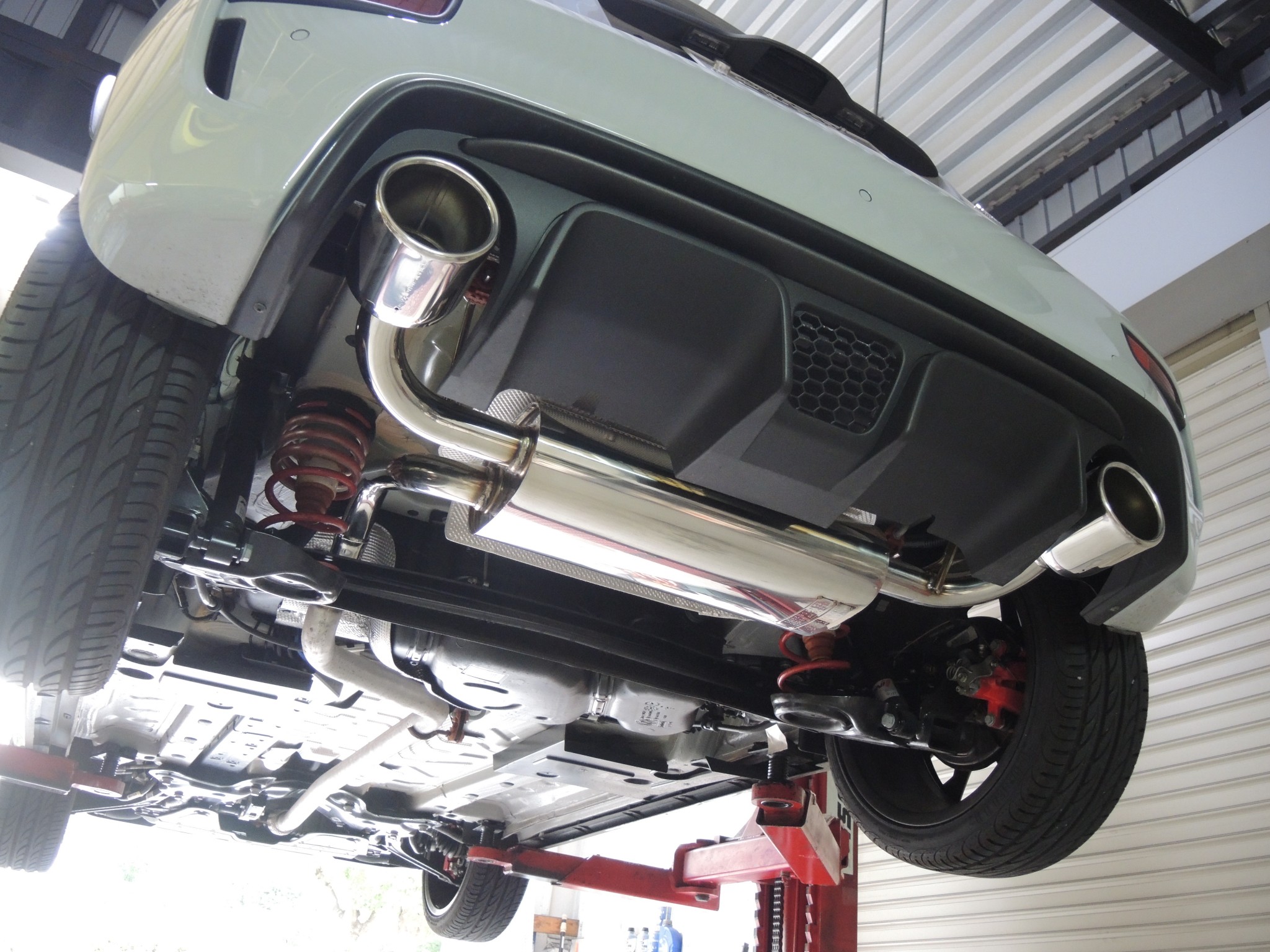 アバルト595 大口径大迫力の新規制車検対応マフラー装着 | TB