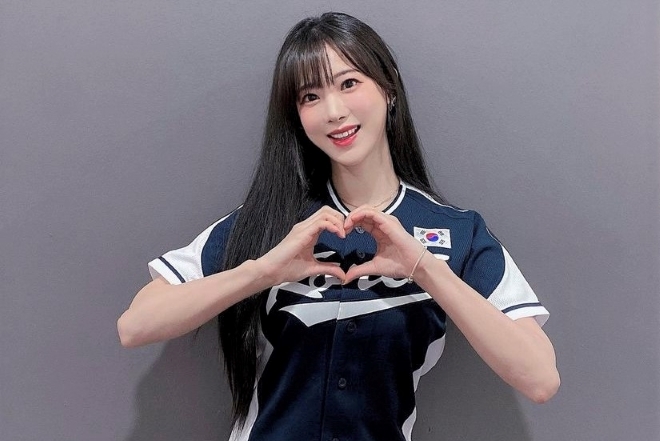 美しき国宝！」来日目前の8頭身人気チアが“リアルな韓国代表ユニ”姿で