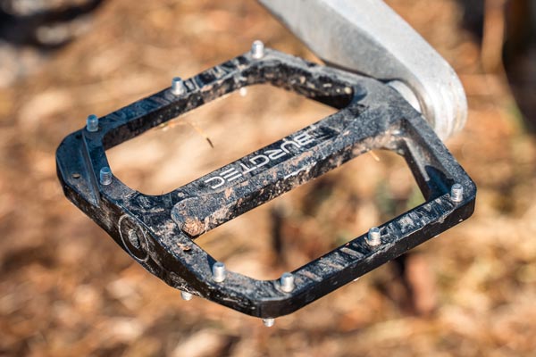 BURGTEC MK5 フラットペダル シルバー BURGTEC MK5 フラットペダル