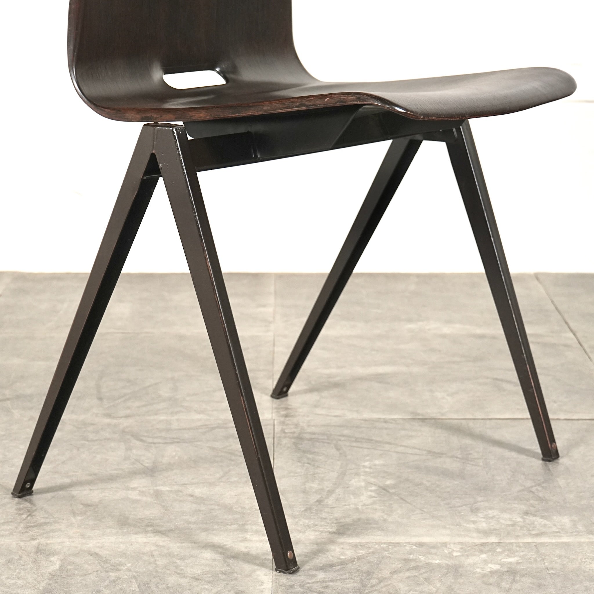 Galvanitas】S22 インダストリアル スタッキングチェア – TIME HYPE