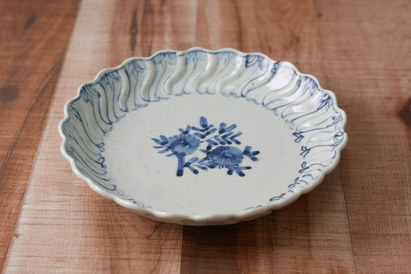 染付捻文六寸輪花皿 – TOKITOIRO onlineshop