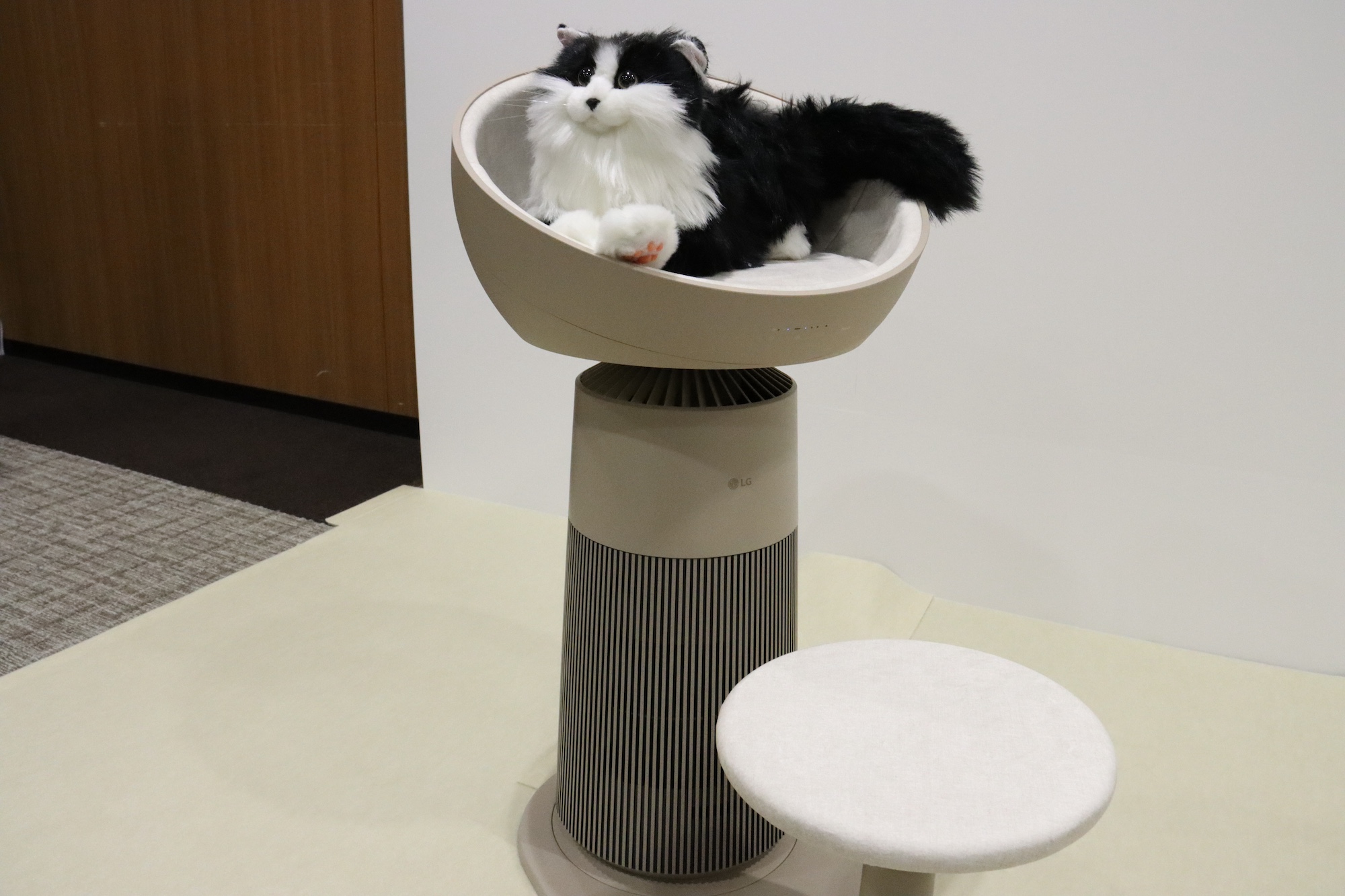猫が上に飛び乗れる！キャットタワー付き空気清浄機「LG PuriCare