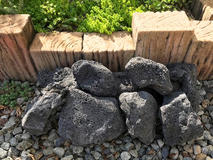 楽天市場】溶岩石 庭石 黒 ブラック ブラックカル 大量 200kg ドライ