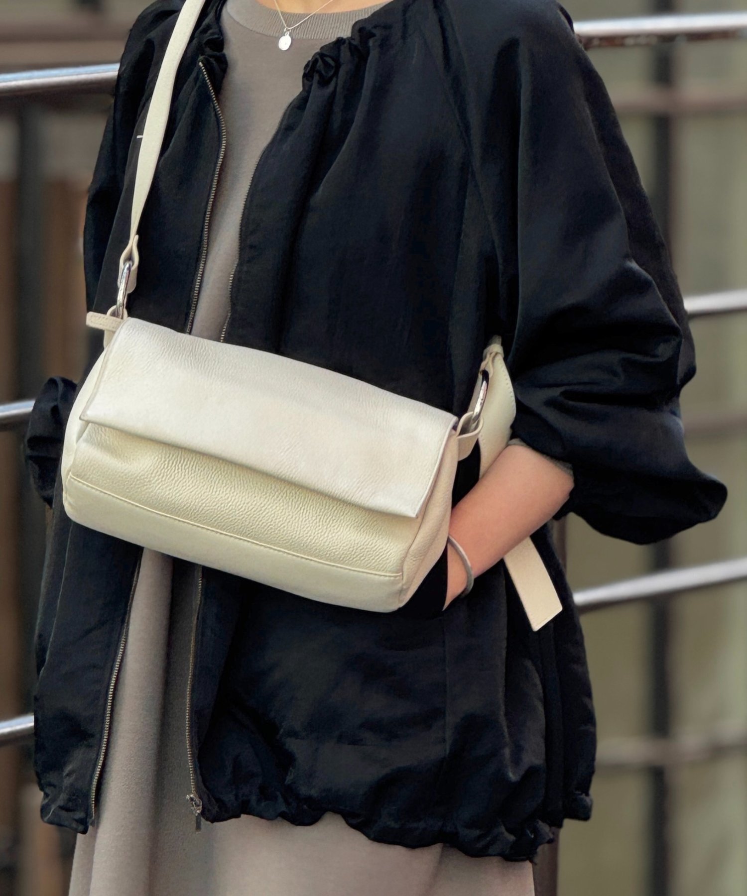 BEARDSLEY｜《本革》レザーボディバッグ | Rakuten Fashion(楽天