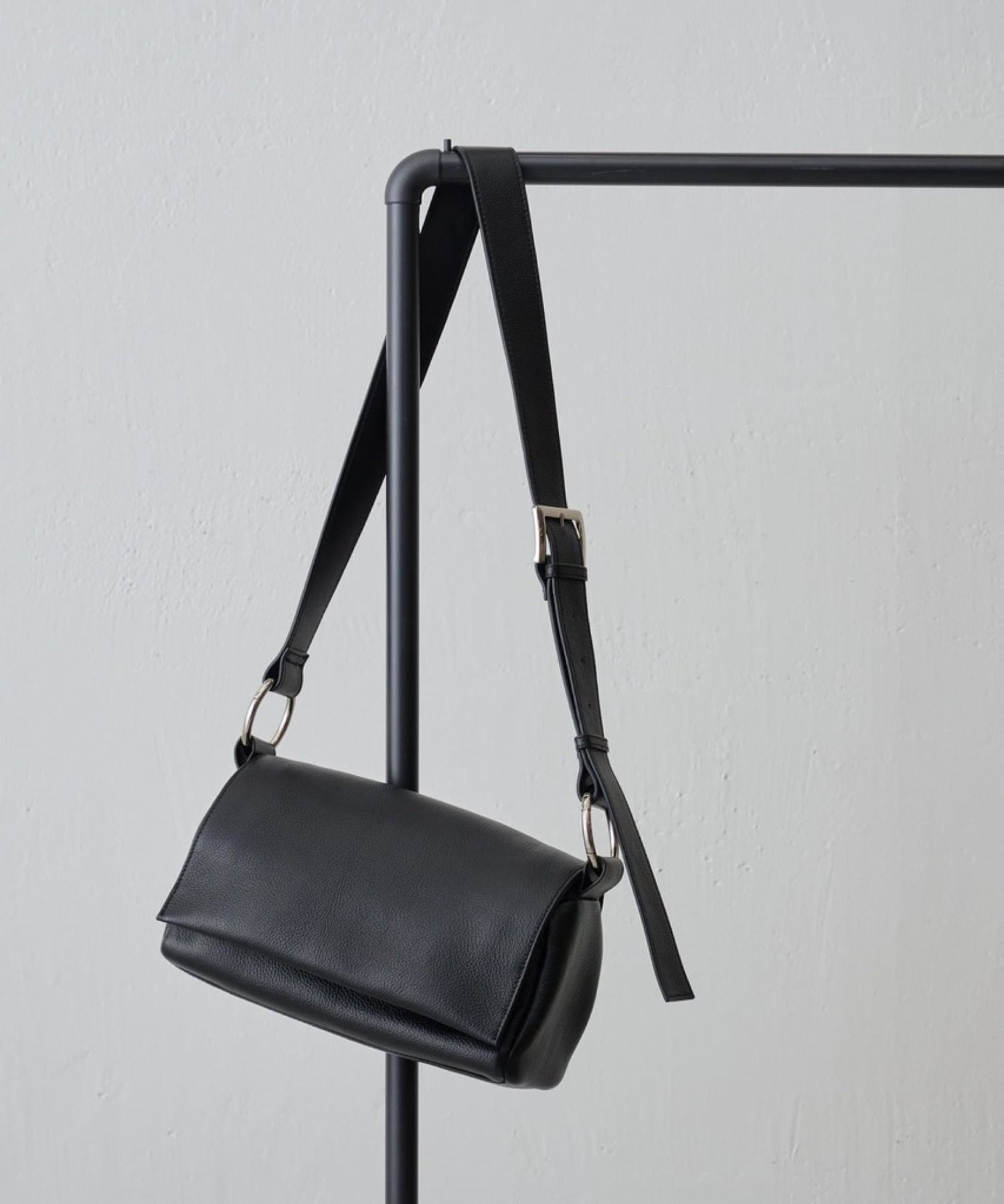 BEARDSLEY｜《本革》レザーボディバッグ | Rakuten Fashion(楽天