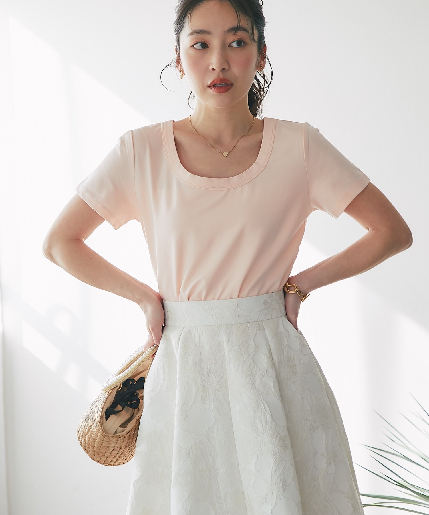 La boutique BonBon｜【デコルテ美人見え】UネックコンパクトTシャツ