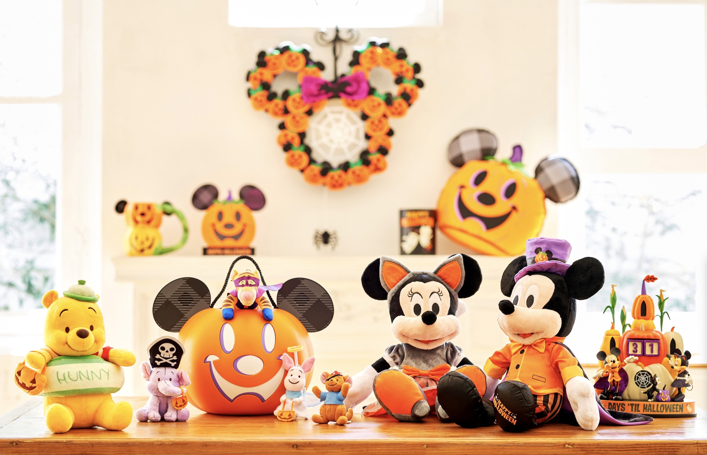 ディズニーストアとshopDisney、ハロウィンの仮装をしたミッキーやプー