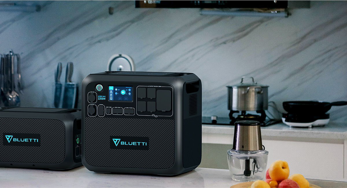 2048Whのポータブル電源「BLUETTI AC200MAX」。最大16デバイスに給電