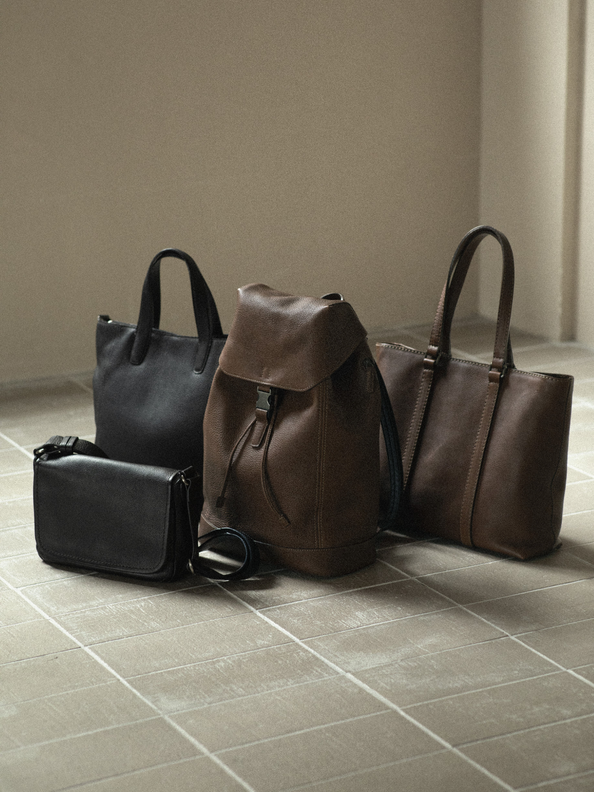 土屋鞄、ずっと触っていたくなる「トーンオイルヌメ」シリーズから新