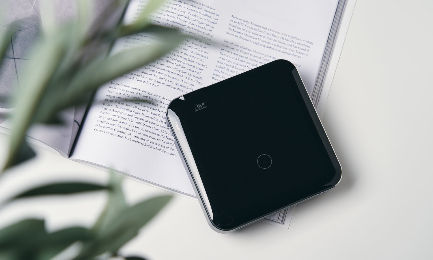 おしゃれX健康X時短家電 UENO-mono – モバイルプロジェクター KABĒNI