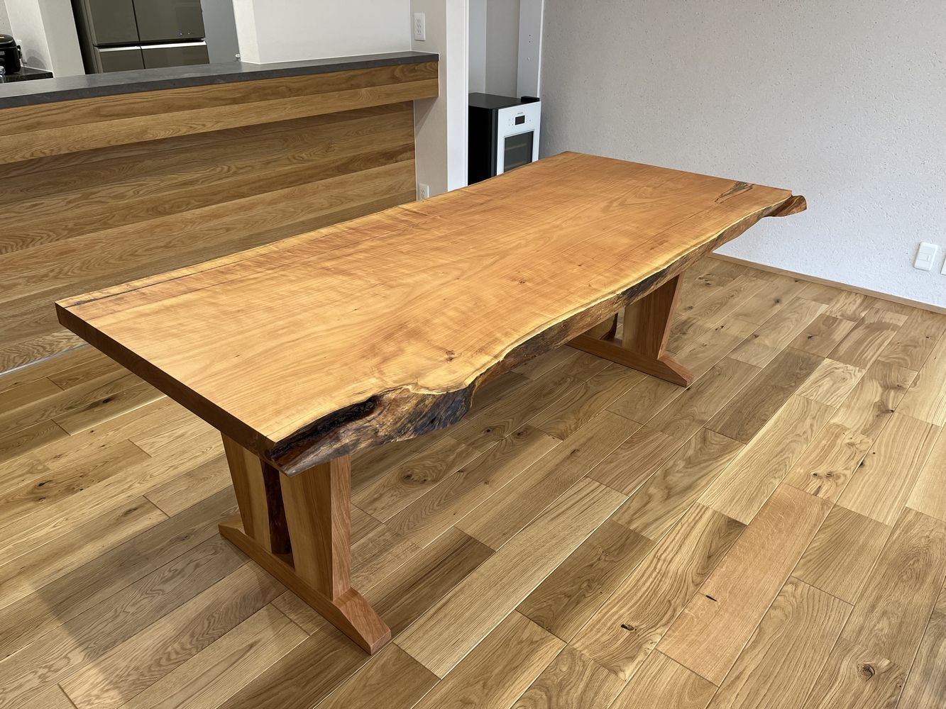 山桜ダイニングテーブルと水目桜のデスク | 無垢一枚板「栃」テーブル
