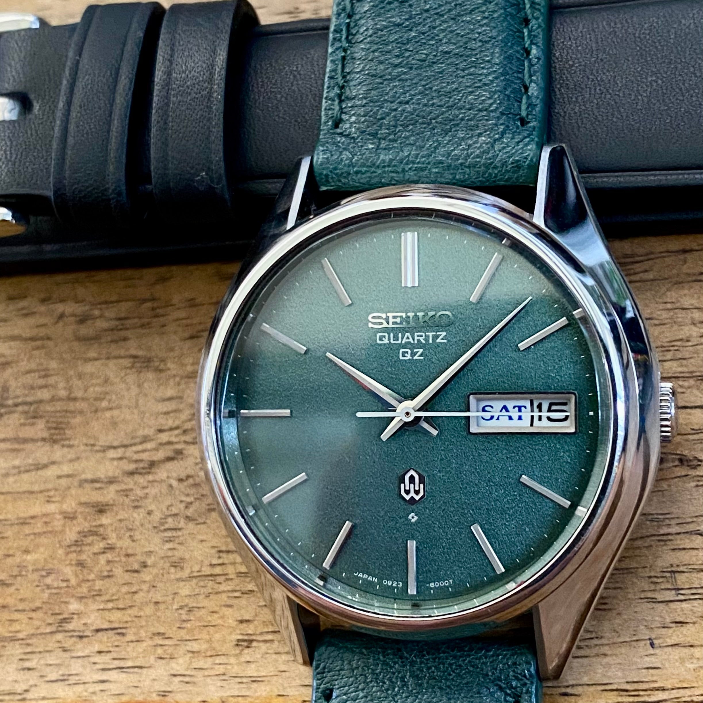 Vintage August 1974 Seiko Quartz QZ 0923-8000 Green Sand Dial in