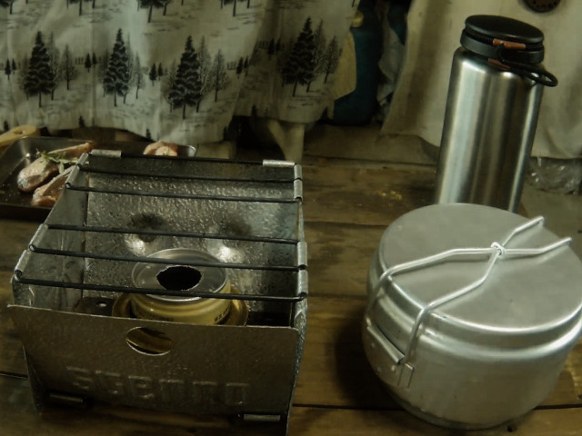 スウェーデン軍アルコールストーブとチェコ軍メスキットで炊飯と
