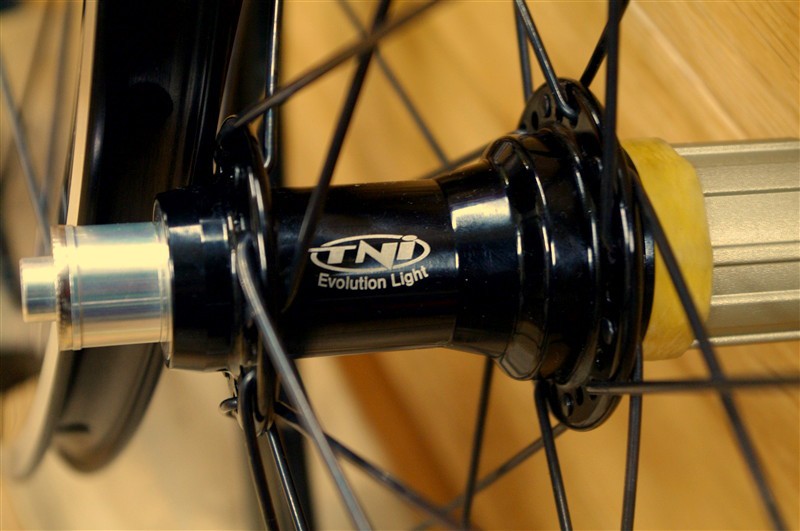 TNI Evolution Light Hub 完組ホイール 700c